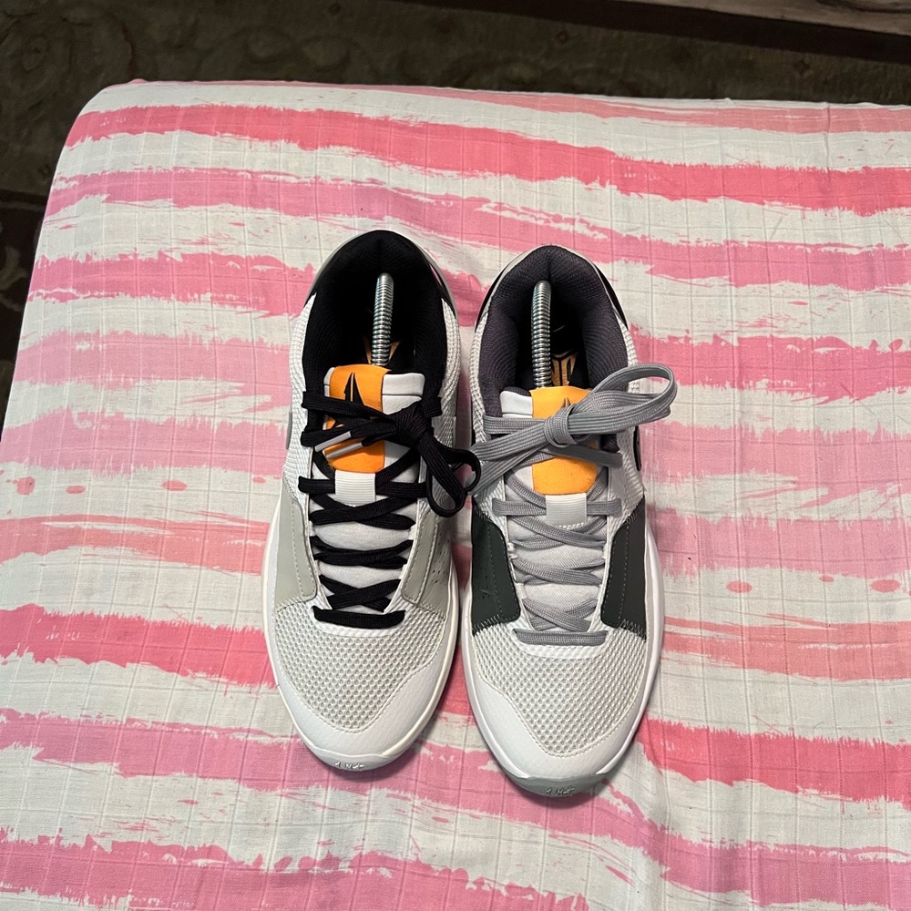 Nike White and Black Sneakers
